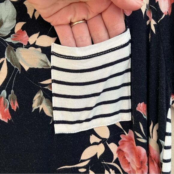 Floral striped block short sleeve flowy tee fits like a M see measurements - Picture 2 of 4